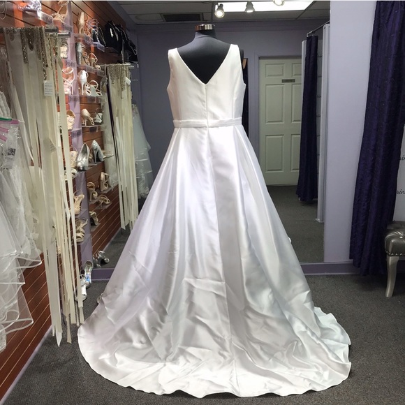 Lia Mia - Style 9225 - Size 26 - Ivory - Picture 2 of 4